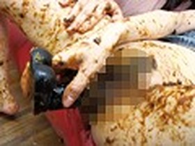 脱糞後、即塗糞。異常なまでのクソ愛レズ性交　サンプル画像08